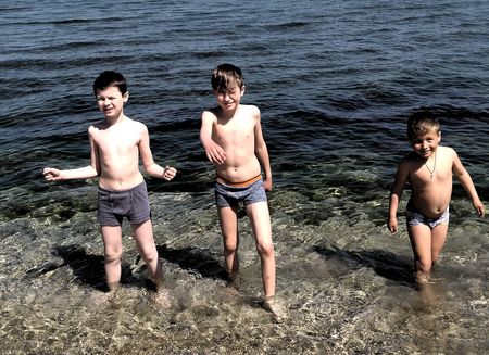 Погода позволила путешественникам открыть купальный сезон на городском пляже