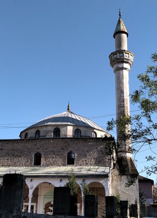 Соборная мечеть Муфти-Джами. Построена в 1623-1630 гг., расположена по ул. Караимская, 6. Это единственное сохранившееся мусульманское культовое сооружение феодосийской округи. Является объектом культурного наследия федерального значения.