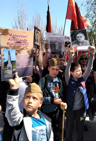 В колонне под красными знамёнами помним и славим наших пра-прадедушек