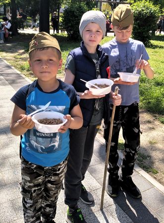 После шествия получили солдатскую кашу из полевой кухни