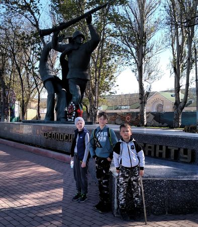 У памятника героям феодосийского десанта. Десант был высажен в порту 29 декабря 1941 года. Феодосия удерживалась частями Красной Армии до 18 января 1942 года