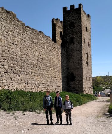 Друзья во внутренней части бывшей цитадели генуэзской крепости, построенной в XIV в., перед башней св. Климента