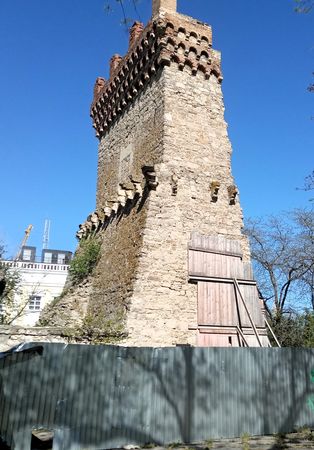 Сохранившаяся часть башни св. Константина - построена в 1382 г., перестраивалась в 1443 г. и позже – в XV–XVII вв., ныне сильно руинирована