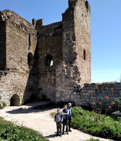 Миша, Асан и Володя во внутренней части бывшей цитадели у башни Криско