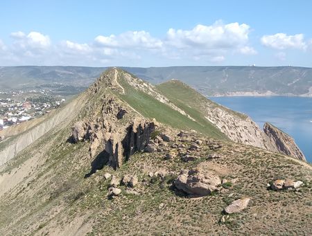 Скальные выступы на западном склоне гряды 