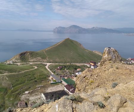 Вид с той же вершины на сопку Васюковка, на море и Кара-Даг