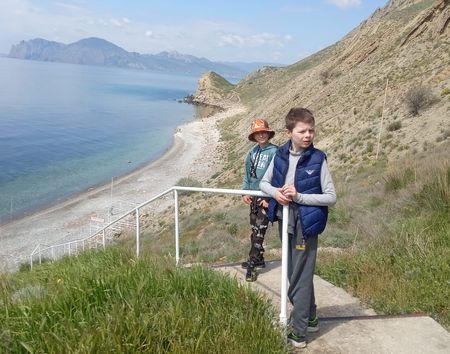 Вова и Асан решили спуститься к Агатовому пляжу