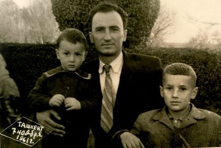 В 1952 г. Амедов Ислям Газиевич создал семью с Самединовой Джеваир, которая после окончания медицинского института работала врачом-педиатром. Их старший сын Расим стал инженером-строителем, а младший – Назим – музыкантом. 