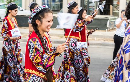 В Ташкенте прошел фестиваль хан-атласа