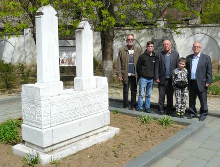 поклонились праху великого просветиля Востока Исмаила Гапринского.