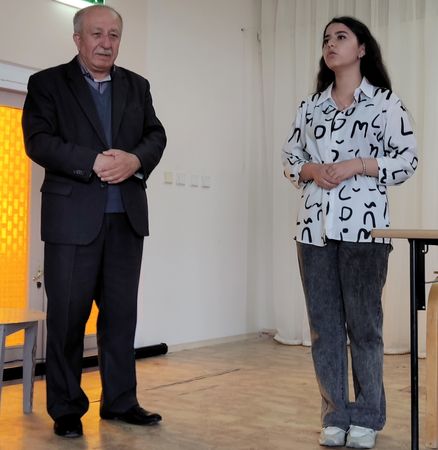 В конце своего выступления Айдер Эмиров пригласил на сцену учащихся школы, которые прочитали стихотворения Бекира Чобан-заде.