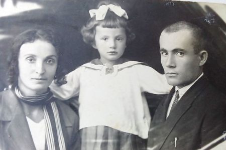 Айше и Абдураим Самединовы с дочерью Джеваир, 1930 г.