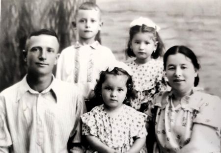 Эмирсали Шаган и Сафие Эмирова с детьми: Эмирусеином, Фатмой и Лейлей. Самарканд, середина 1950-х годов