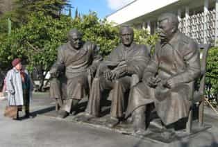 Скульптурная композиция, изображающая Иосифа Сталина, Франклина Рузвельта и Уинстона Черчилля в Ливадии