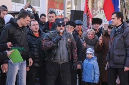 Выступает президент крымского отделения мотоклуба «Ночные волки» Александр Медведев («Каток»)