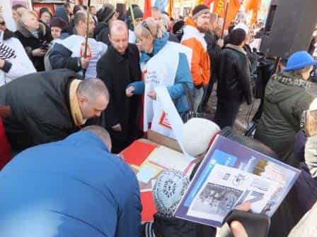 Митинг в поддержку Президента России Владимира Путина в Симферополе. Сбор подписей под резолюцией митинга