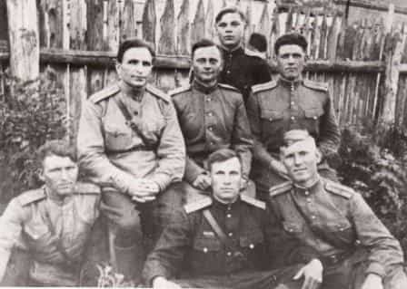 Муслюм Османов (первый слева в среднем ряду) с боевыми товарищами