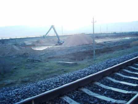 Ямы от браконьерской добычи песка расположены в непосредственной близости к железной дороге Симферополь - Евпатория. Это может привести к катастрофе 