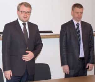 Вице-премьер Крыма Дмитрий Полонский (слева) представляет Константина Смолякова на должность начальника Службы капитального строительства Республики Крым 