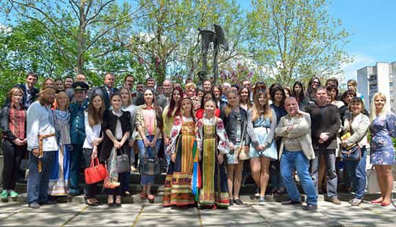 В конце мероприятия все собравшиеся, по традиции, снялись на групповой снимок у памятника военому корреспонденту