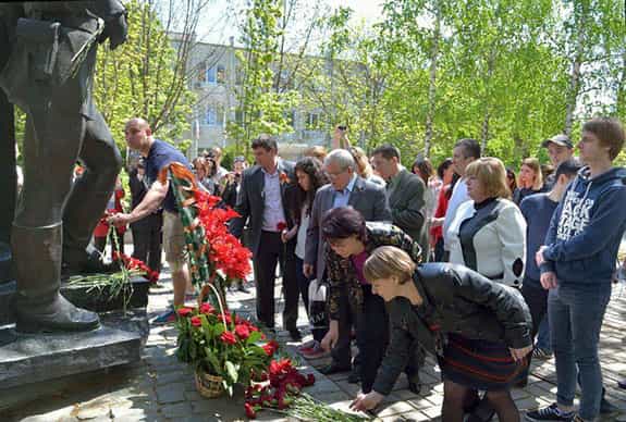 5 мая, в Симферополе состоялась торжественная церемония возложения цветов к памятнику военному корреспонденту
