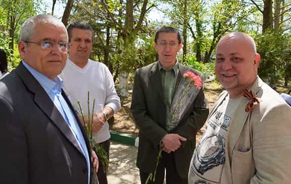 Слева направо: Васви Абдураимов, Альмир Самадинов, Ринат Шаймарданов и кинодокументалист, режиссёр Александр Беланов