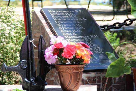 Имя Наиле Велиевой - третье в списке погибших на мемориальной плите братской могилы на кладбище Коммунаров в Севстополе