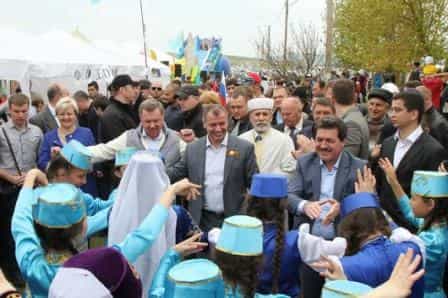 Пока крымские правители, чиновники и их клевреты лихо отплясывали на Хыдырлезе, 4 мая 2015 сотрудники коммунальных служб города начали сносить ограждение вокруг мусульманского кладбища в Старом Крыму