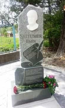 Памятник Сейтумеру Эмину в его родном селе Албат (ныне пос. Куйбышева Бахчисарайского района)