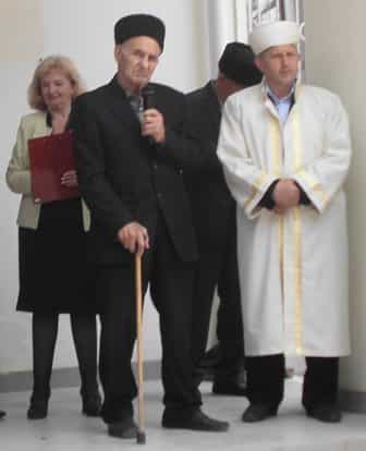 Первый слева в первом ряду - ветеран Национального движения крымских татар, член Ревизионной комиссии Милли Фирка Кемал Куку