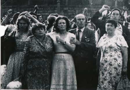 Сеитумер Эмин с женой Дилярой среди соотечественников у стен Кремля. Июль 1987 г.