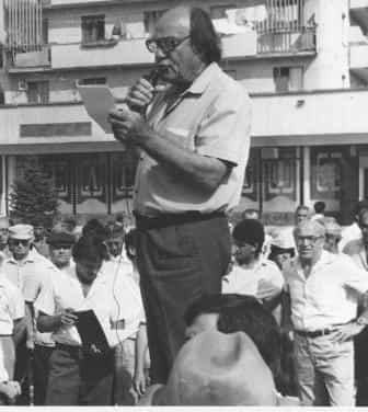 Сеитумер Эмин выступает на митинге 2 июля 1989 г. Новороссийск