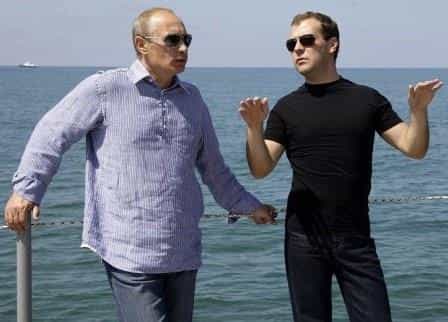 Медведев министрам: В Крым летайте регулярно