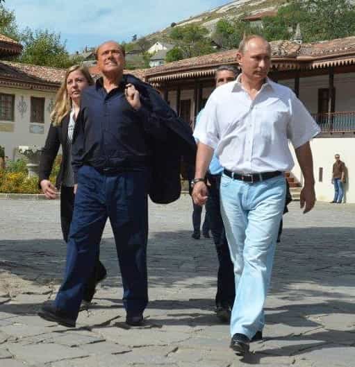 Президент РФ Владимир Путин и бывший премьер Италии Сильвио Берлускони начали второй день своего общения в Крыму с осмотра Ханского дворца в Бахчисарае