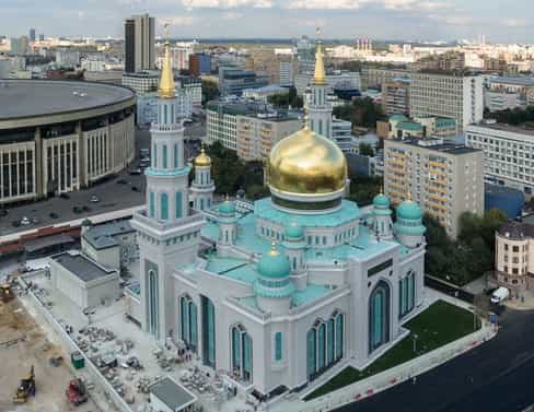 Московская соборная мечеть после реставрации была увеличена по площади в 20 раз. Она составляет более 19 тысяч квадратных метров. Теперь намаз одновременно могут совершать 10 тысяч верующих