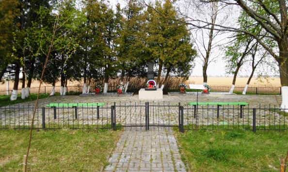 Калининградская область, п. Добрино, в поле, северо-восточнее железнодорожной платформы