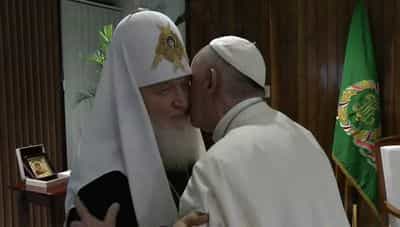 На Кубе Папа целовал и обнимал Патриарха