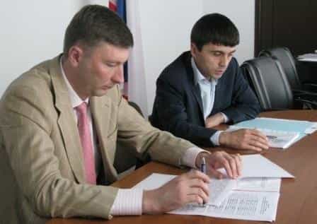 Слева направо: глава Госкомнаца Крыма Заур Смирнов и вице-премьер Крыма Руслан Бальбек
