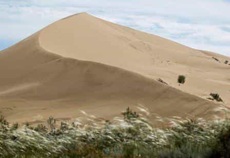 Песчаные дюны - одни из главных достопримечательностей национального парка Алтын-Эмель
