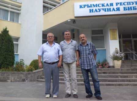 Васви Абдураимов, Альмир Самадинов и Асан Хуршутов у порога храма книги