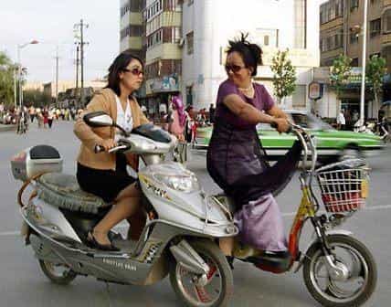 Город заполонен бесшумными электрическими скутерами - такое средство передвижения очень популярно у кашгарок