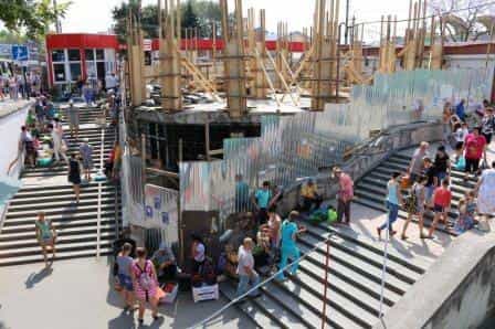 На площади Аметхана Султана у Центрального рынка в Симферополе возобновилась забытая стройка: полтора года назад под громкие заявления чиновников на этом же месте снесли трехэтажный торговый павильон На площади Аметхана Султана у Центрального рынка в Симферополе возобновилась забытая стройка: полтора года назад под громкие заявления чиновников на этом же месте снесли трехэтажный торговый павильон