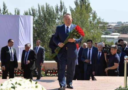 Нурсултан почтил память Каримова в Самарканде