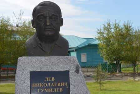 В Горно-Алтайске открыли памятник Льву Гумилеву