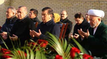 18 ноября Реджеп Тайип Эрдоган посетил место упокоения первого президента Республики Узбекистан Ислама Каримова в Самарканде