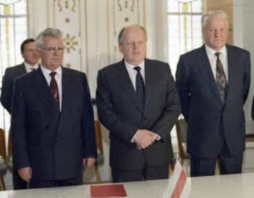 Лидеры России, Украины и Белоруссии Ельцин, Кравчук и Шушкевич в Беловежской Пуще объявили о прекращении существования Советского Союза