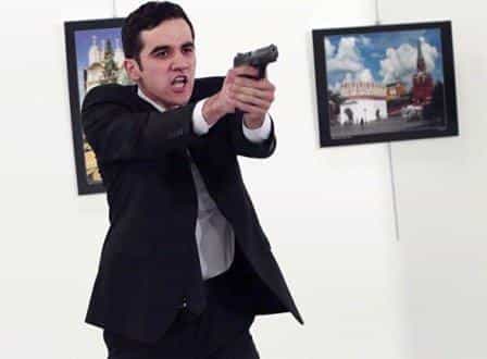 Молодой мужчина с пистолетом в руках открыл огонь, когда посол выступал с приветственной речью