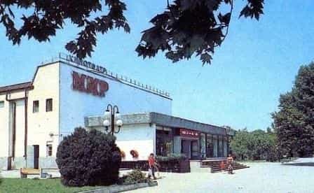 Cтарое здание кинотеатра &laquo;Мир&raquo; было снесено около 15 лет назад с целью строительства на его месте &laquo;Дома культуры автомобилиста&raquo;