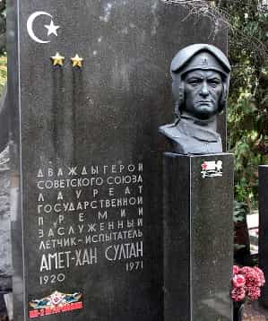 Могила Амет-Хана Султана на Новодевичьем кладбище Москвы