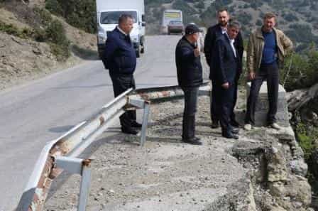 Вырубленная в скалах дорога к Новому Свету может в любой момент осыпаться в обрыв